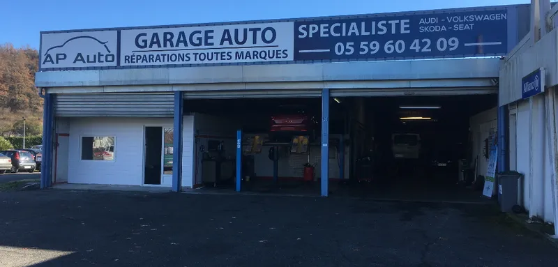 Devanture du garage AP Auto à Mourenx : enseigne « Garage auto, réparations toutes marques, spécialiste Audi Volkswagen Skoda Seat »